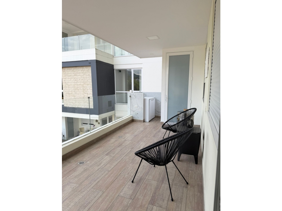 Vendo hermoso apartamento con dos parqueaderos y cuarto útil