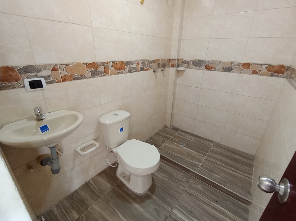 SE ALQUILA APARTAMENTO SEGUNDO PISO SECTOR ALFAGUARA - 4