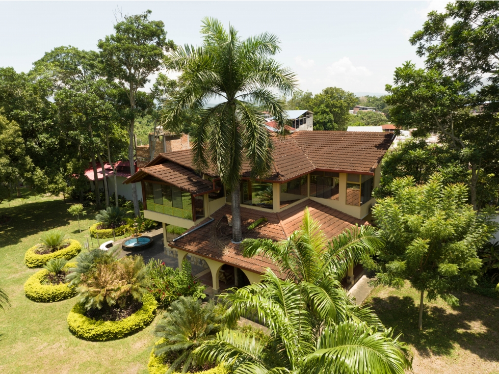 HERMOSA CASA CON JARDINES Y PISCINA