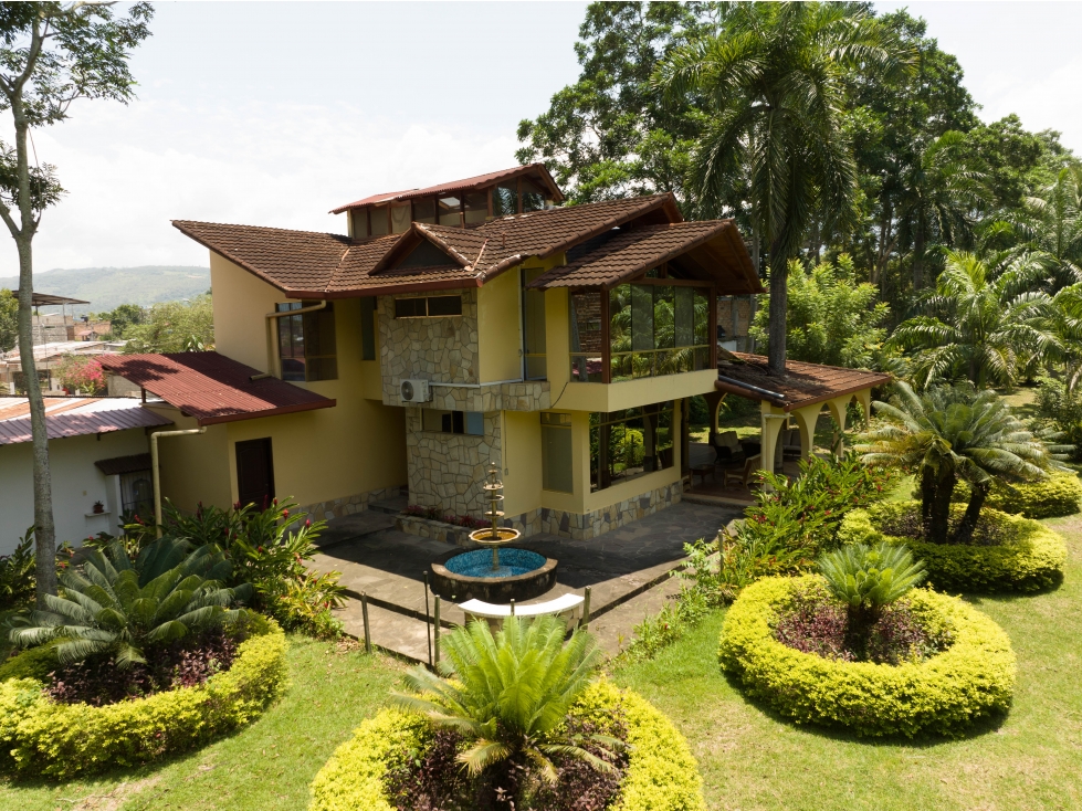 HERMOSA CASA CON JARDINES Y PISCINA — foto 2