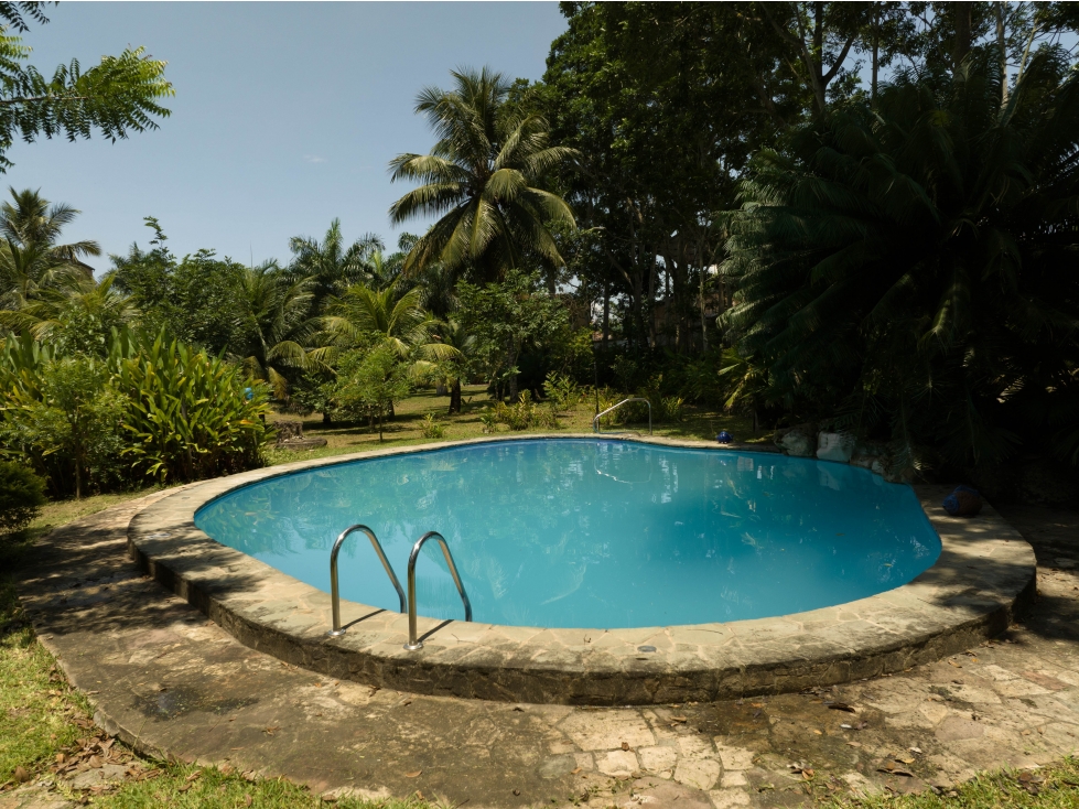 HERMOSA CASA CON JARDINES Y PISCINA — foto 4