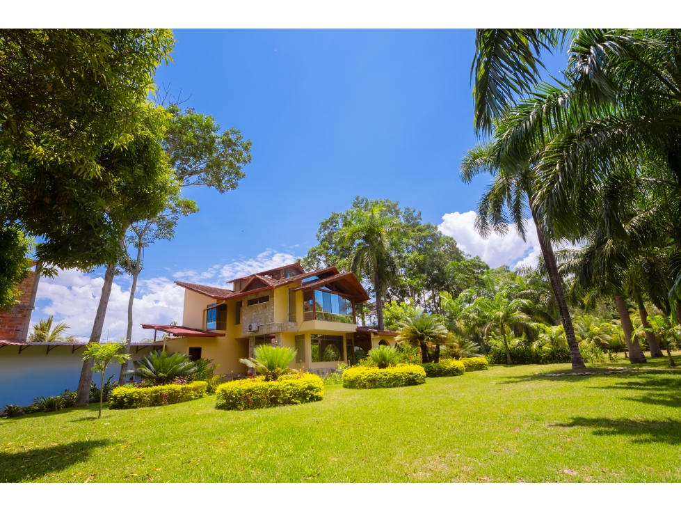 HERMOSA CASA CON JARDINES Y PISCINA — foto 3
