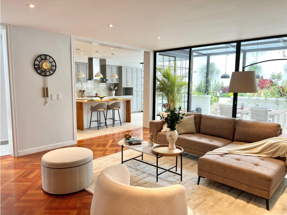 Casa remodelada para la venta en Santa Barbara Alta, Bogotá