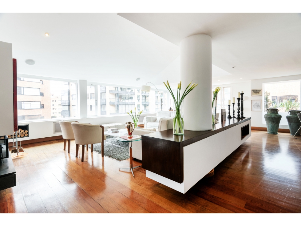Apartamento remodelado para venta en Rosales, Bogota