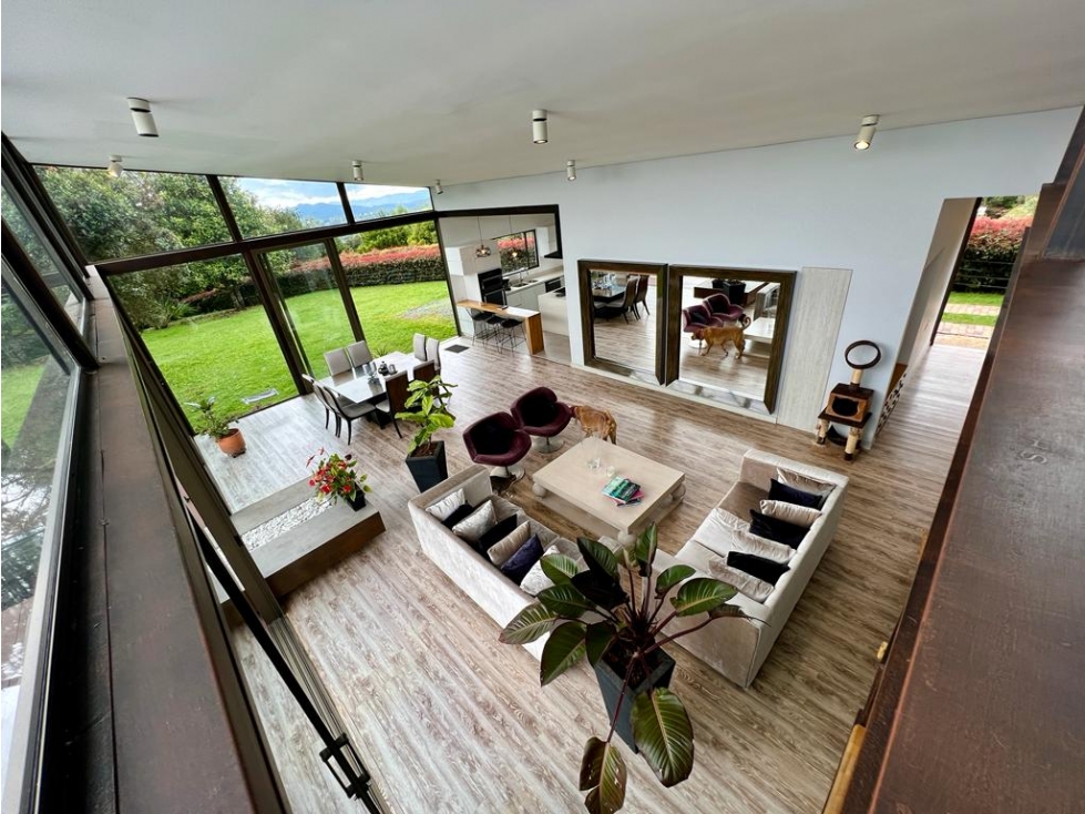 ¡Una impresionante casa en Roble Alto!