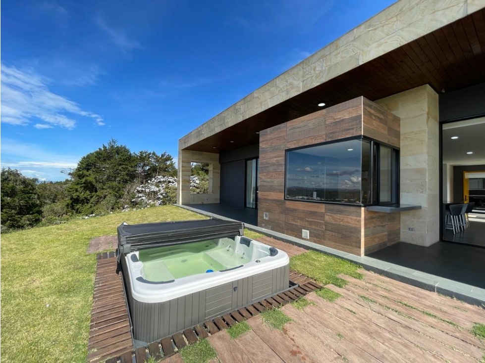 Moderna casa campestre con excelente ubicación