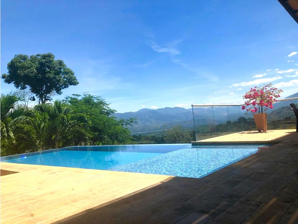Hermosa Finca con 4.200 metros de lote y 320 construidos