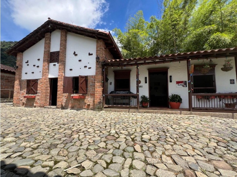 FINCA EN VENECIA IDEAL PARA CABALLISTAS, CON 18 CABALLERIZAS Y TORNO