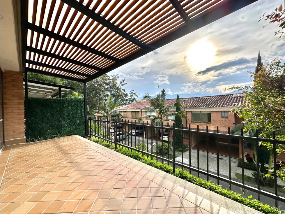 Hermosa casa en Loma de los benedictinos