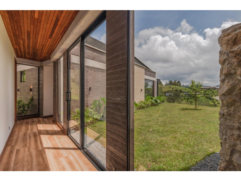 CASA CAMPESTRE EN UNA DE LAS MEJORES UNIDADES DEL RETIRO — foto 3