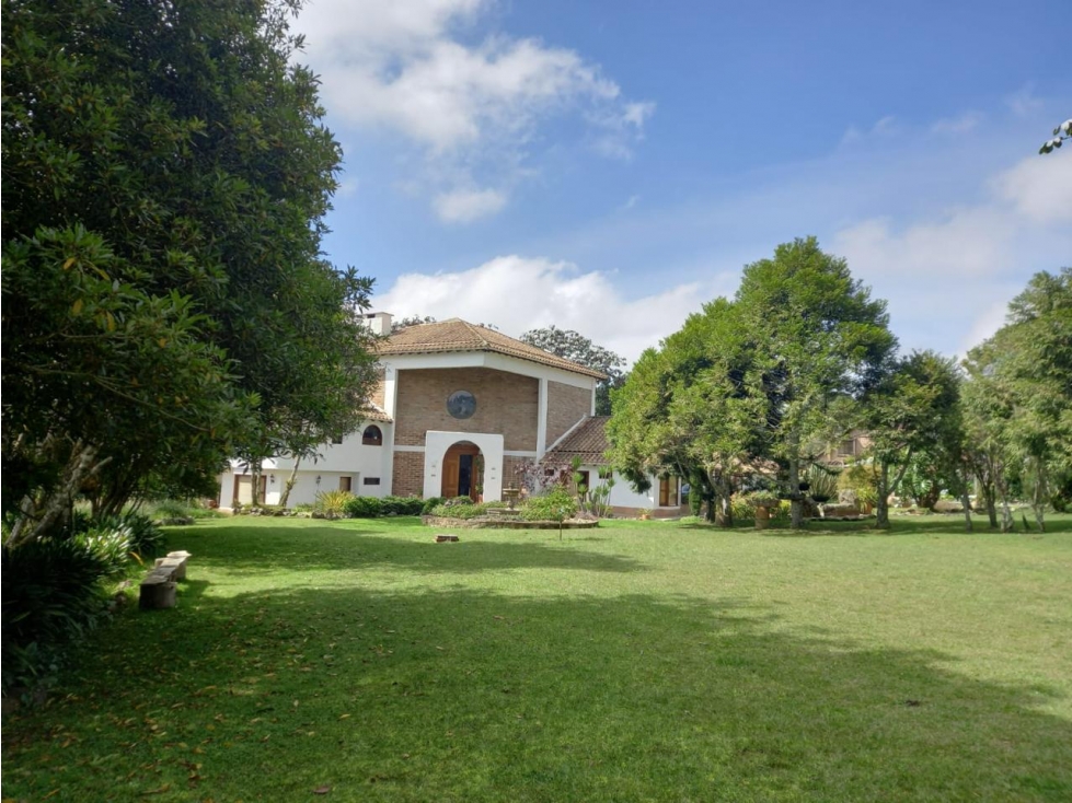 Encanto colonial rodeado de naturaleza y amplios jardines. — foto 2