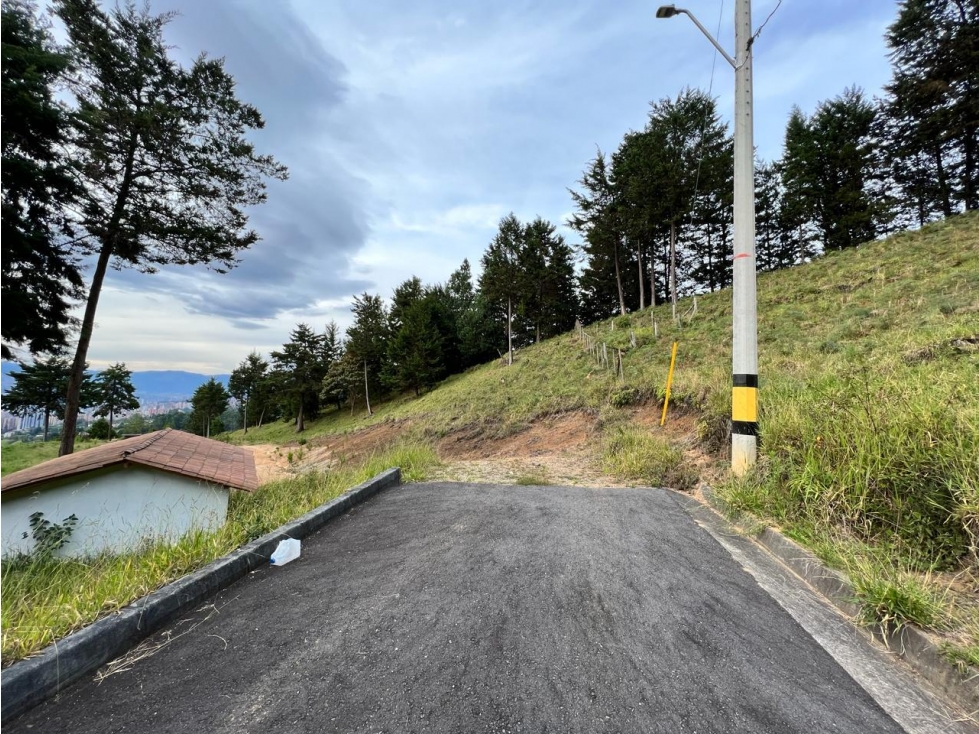 Amplio lote con vista a Medellín y entorno natural en Envigado. — foto 4