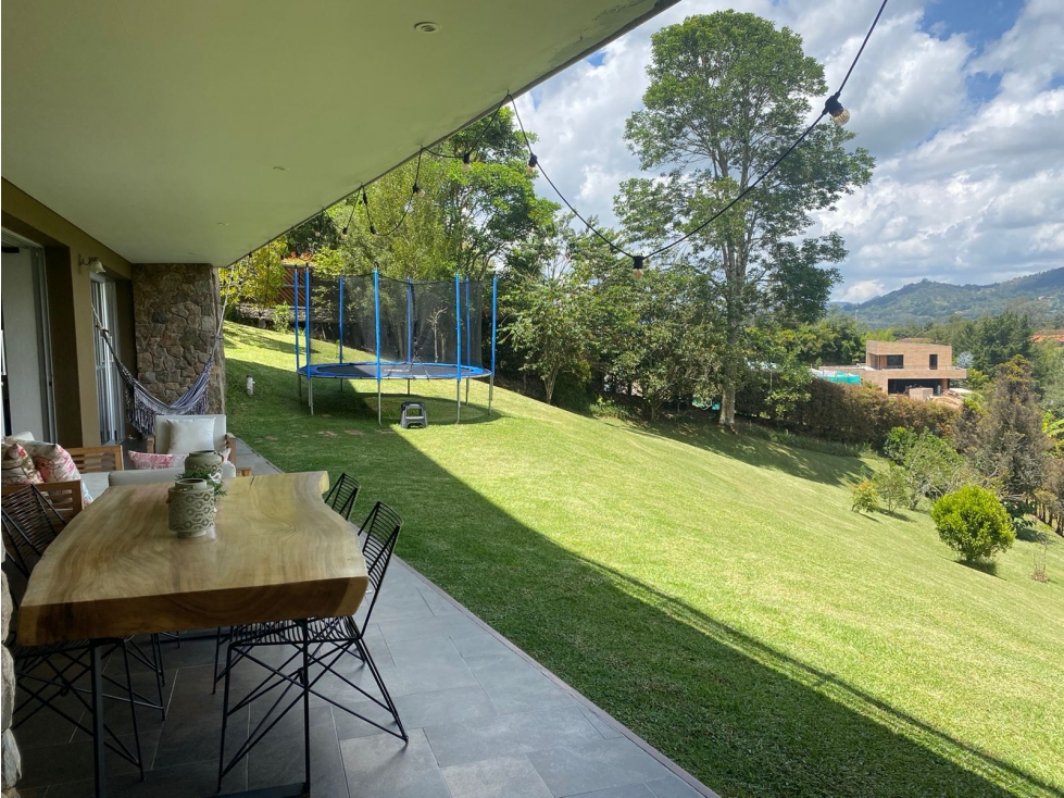 Hermosa casa en parcelacion, muy cerca del Mall de Llano Grande.