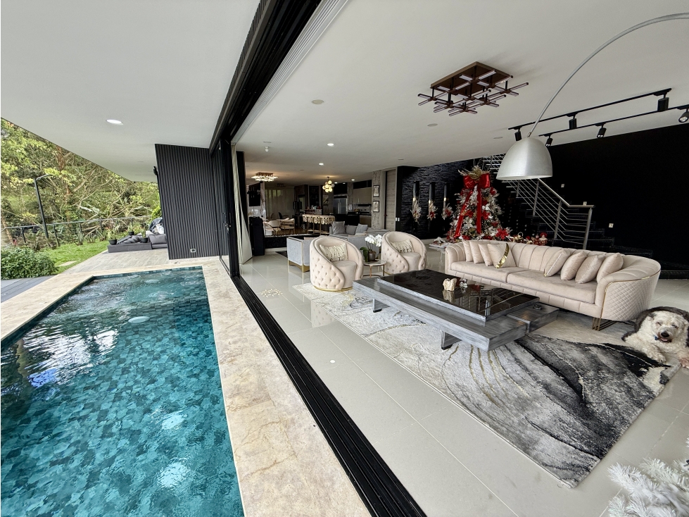 Casa con pisicina y vista increible a Medellin