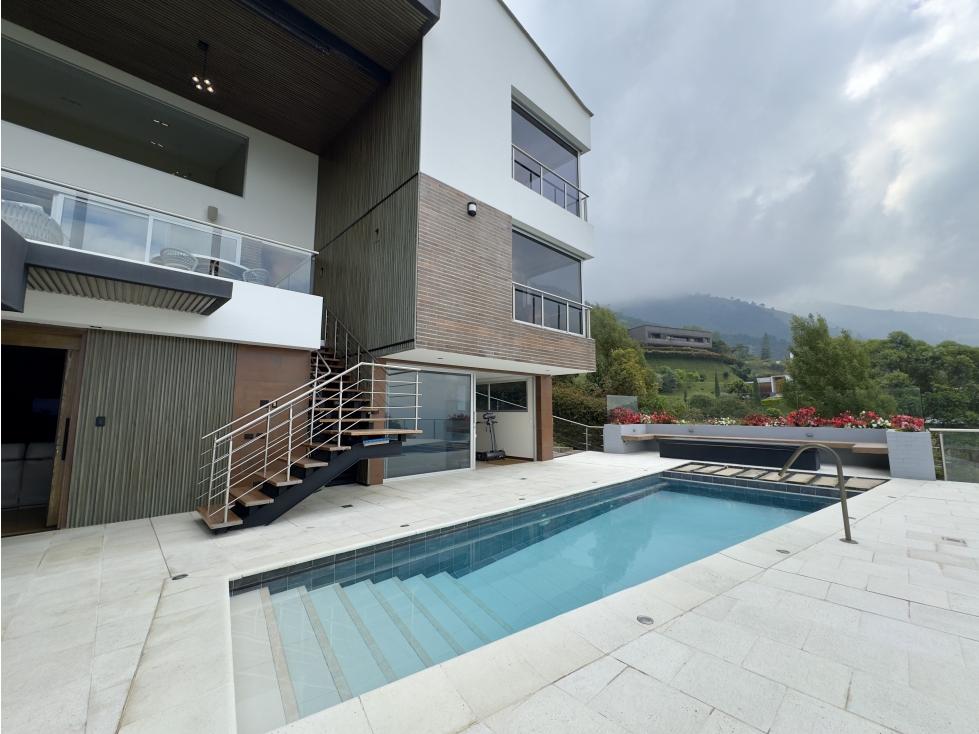 Lujosa casa con piscina con increible vista a la ciudad.