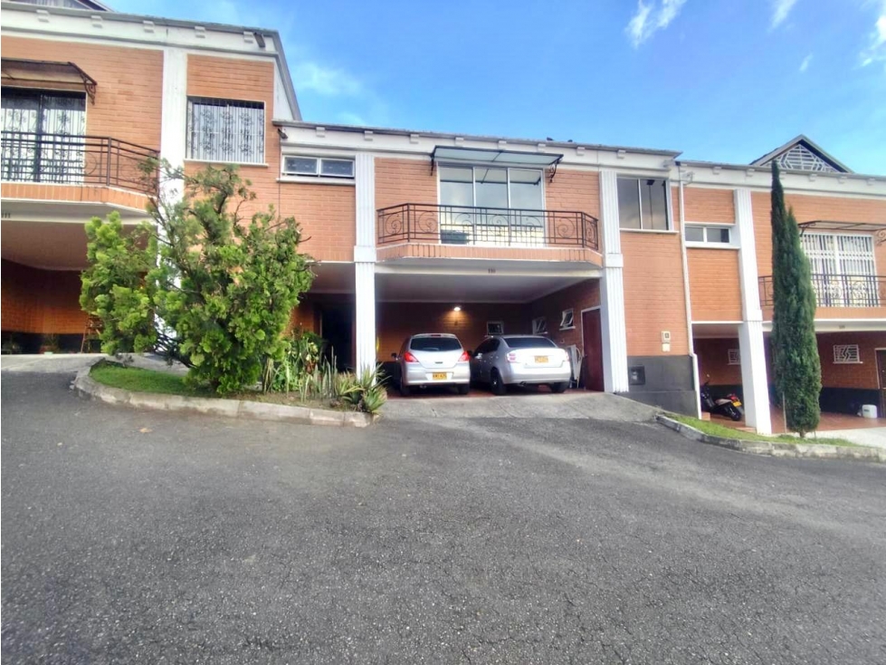 Casa de dos niveles en Altos del Poblado