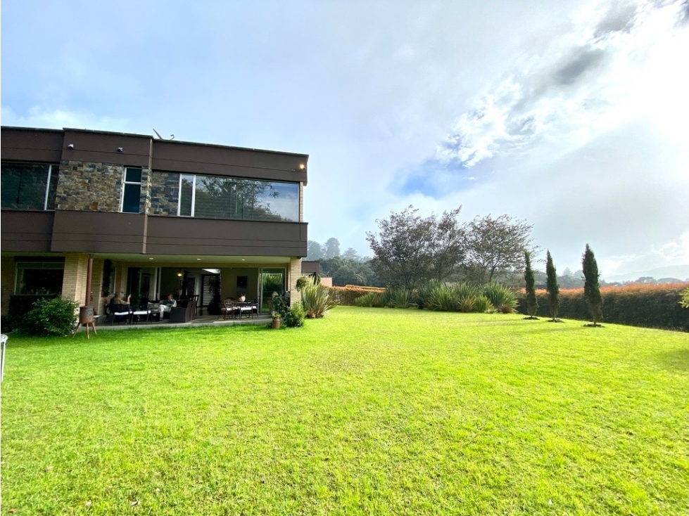 Espectacular Casa de dos pisos con amplia zona verde