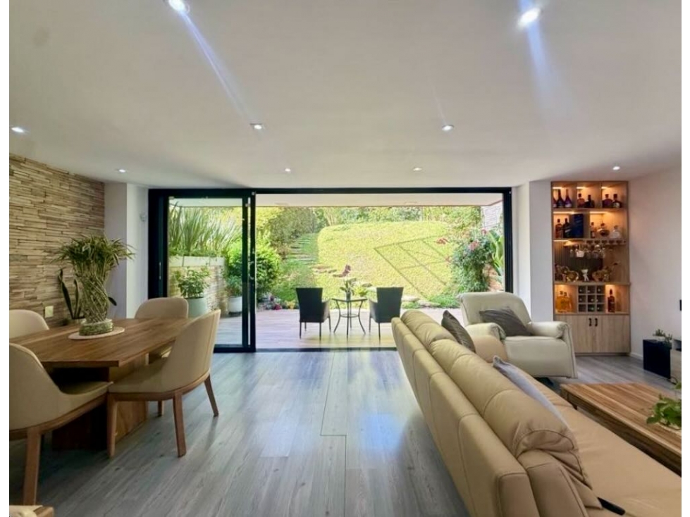 Hermosa casa con jardín en unidad completa, cerca al Montessori. - 1