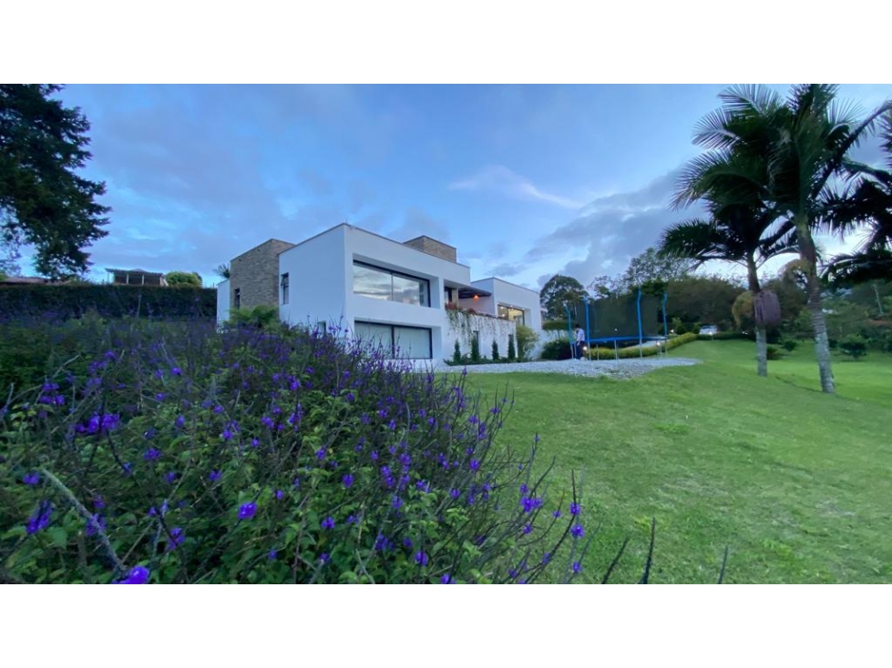 Espectacular casa en el Retiro con energía solar!