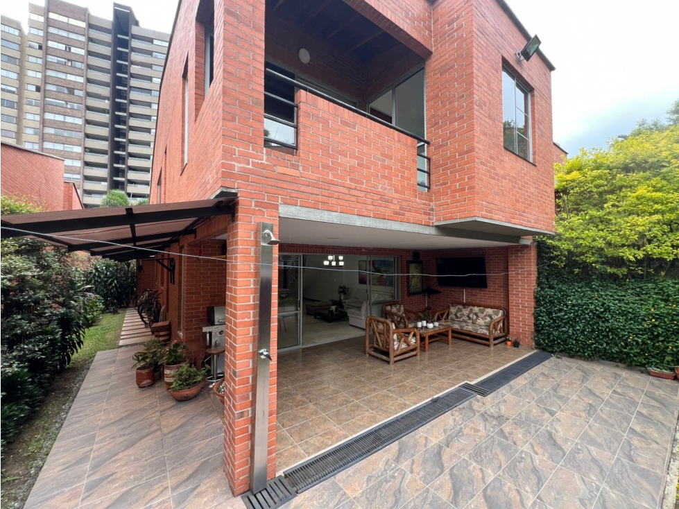 CASA CON EXCELENTE UBICACION, PISCINA, ESPACIOS CONFORTABLES.