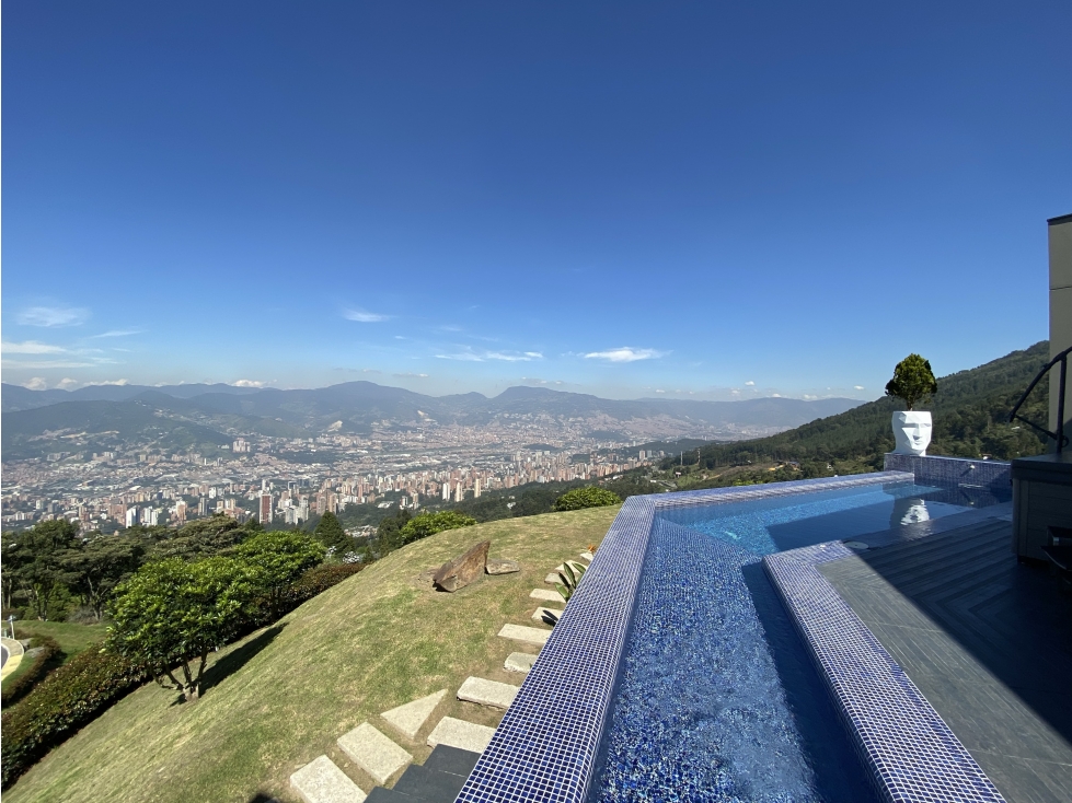 CASA LUXURY CON IMPRESIONANTE VISTA A MEDELLÍN!!!