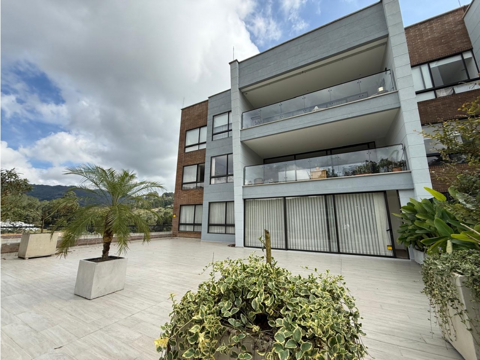 Amplios espacios, vista verde y una terraza que enamora