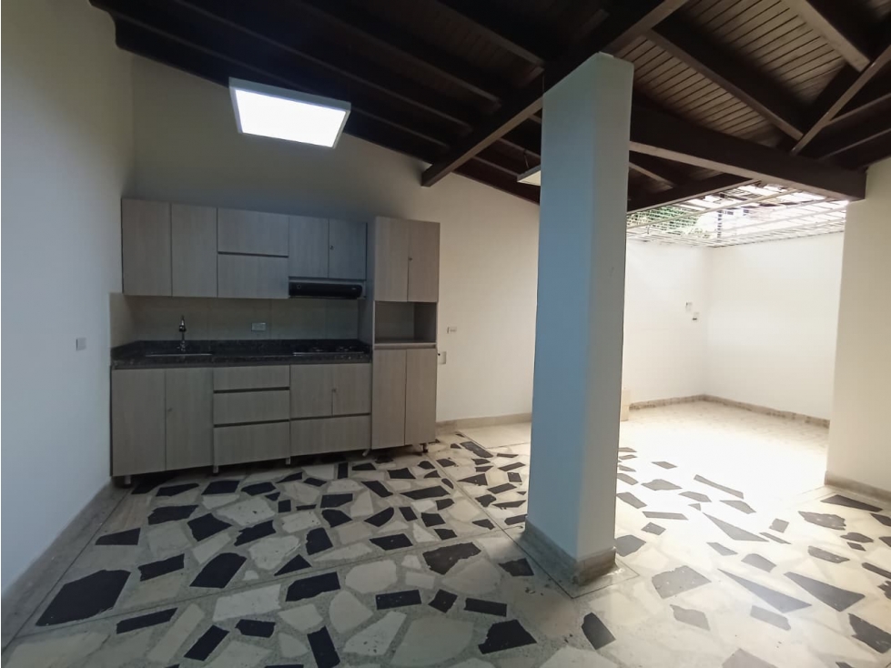Se arrienda casa en la floresta