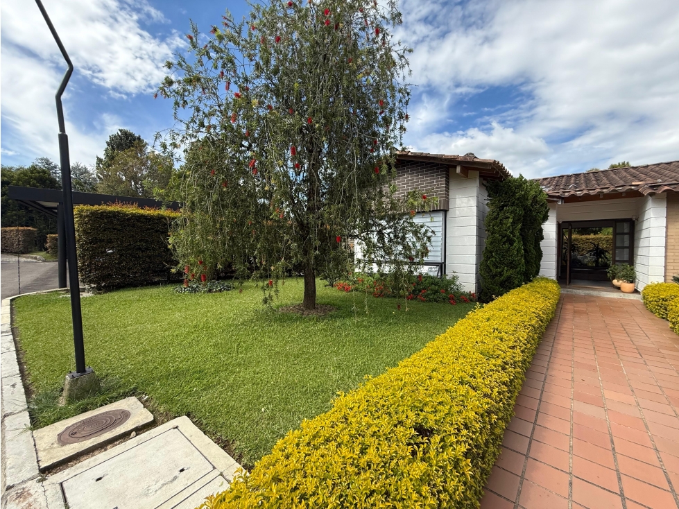 VENDO HERMOSA CASA DE UN NIVEL CON AMPLIO JARDIN — foto 6