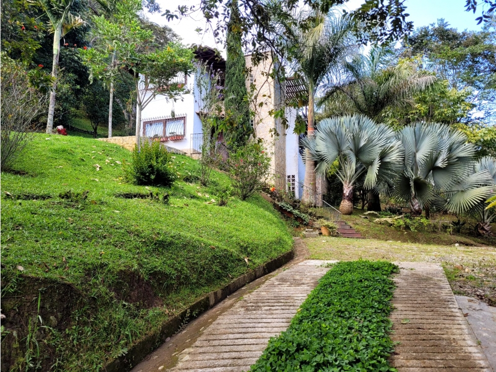 Finca en Girardota con 5.200 m², casa de 2 niveles y vía pavimentada