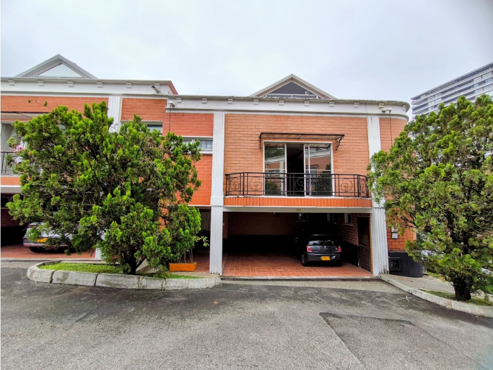CASA CON JARDIN Y TERRAZA EN ALTOS DEL POBLADO