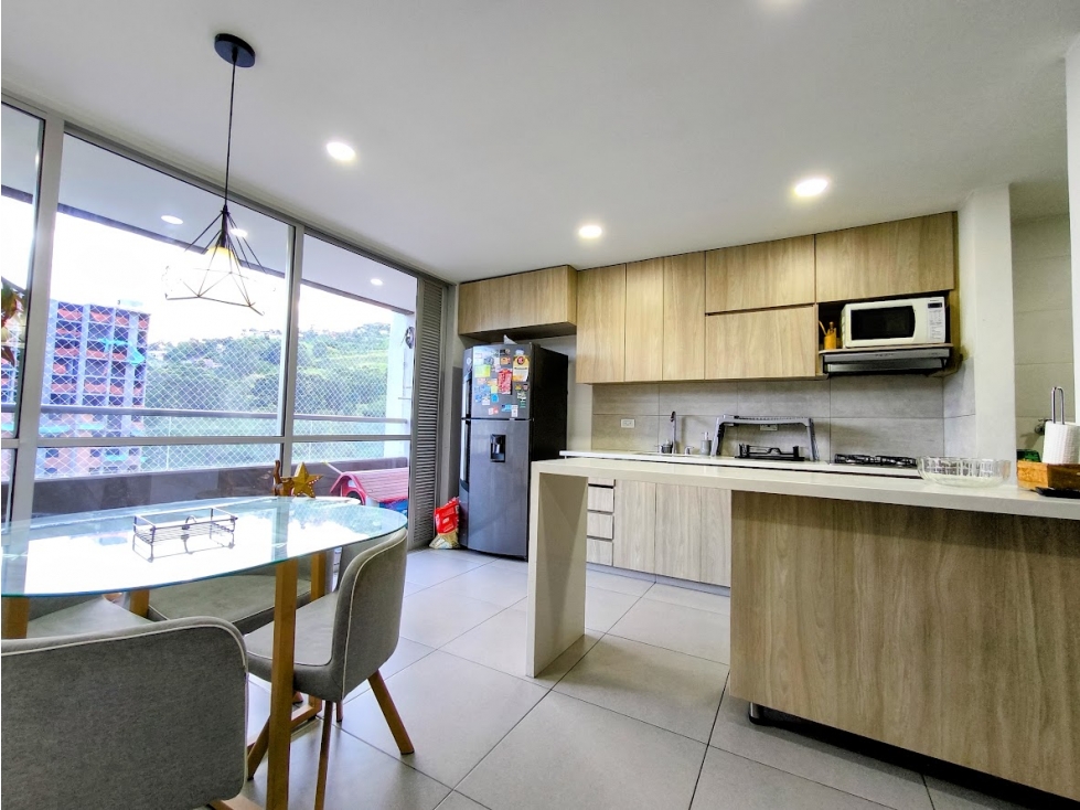Apartamento en Guayabal, piso 12 con balcón y unidad completa