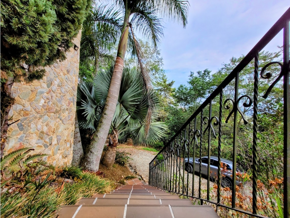Finca en Girardota con 5.200 m², casa de 2 niveles y vía pavimentada — foto 3