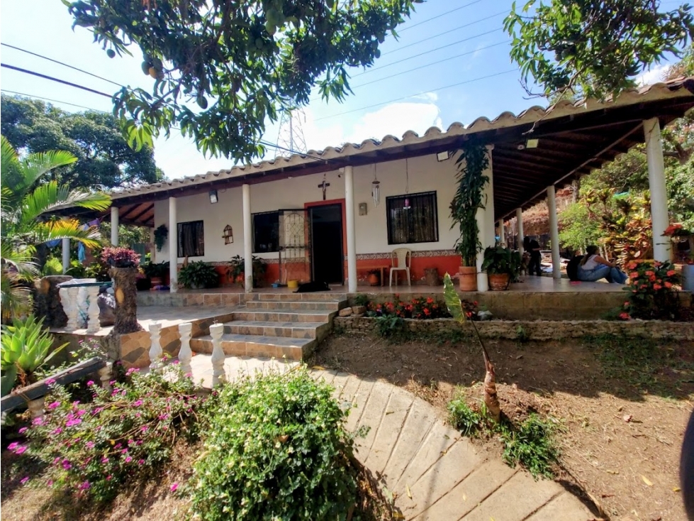 CASA DE CAMPO EN ZONA URBANA DE BELLO SECTOR GUASIMALITO