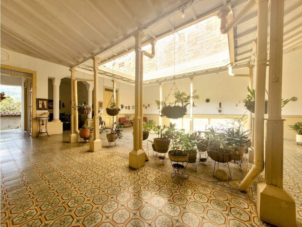 CASA COLONIAL DE GRAN TAMAÑO EN GIRARDOTA