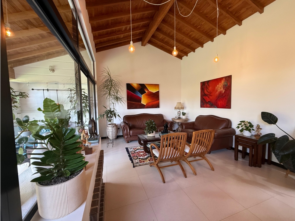 VENDO HERMOSA CASA DE UN NIVEL CON AMPLIO JARDIN — foto 2
