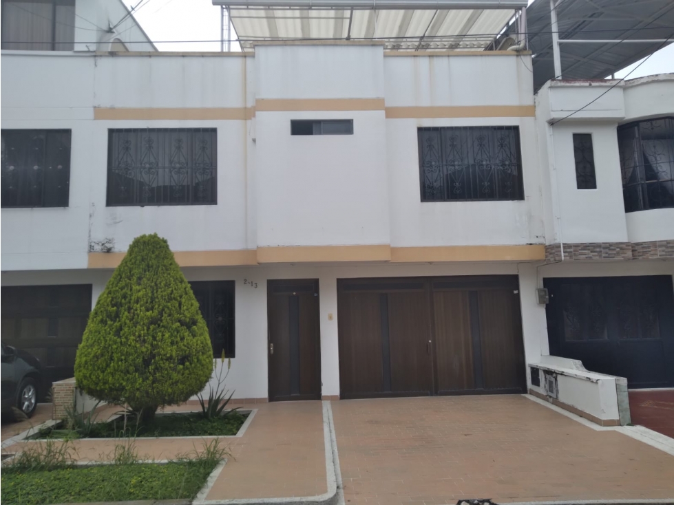 CASA EN VENTA CON AMPLIOS ESPACIOS EN LAS FLORES, PALMIRA - VALLE