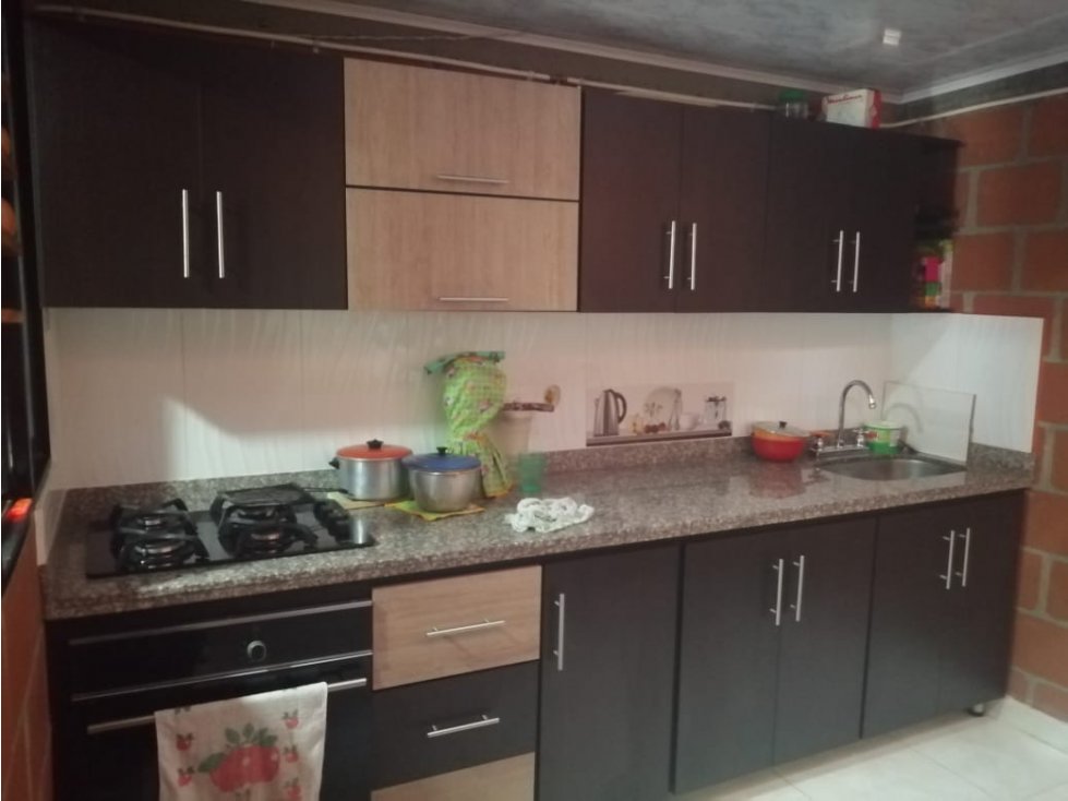 SE VENDE CASA CON TERRAZA Y GARAJE POR LA LAURA PINZÓN, VILLAMARÍA