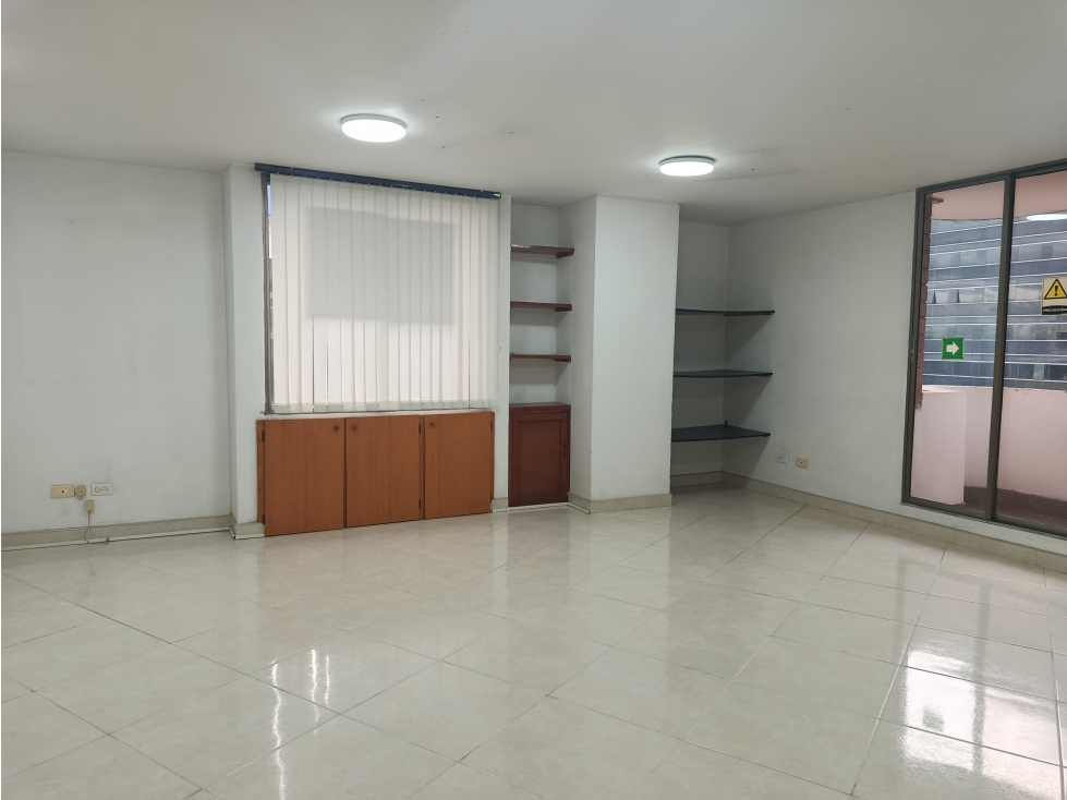 ARRIENDO OFICINA CENTRO MANIZALES | ASCENSOR Y BALCON — foto 2