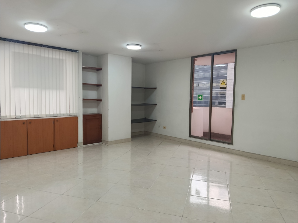 ARRIENDO OFICINA CENTRO MANIZALES | ASCENSOR Y BALCON — foto 3