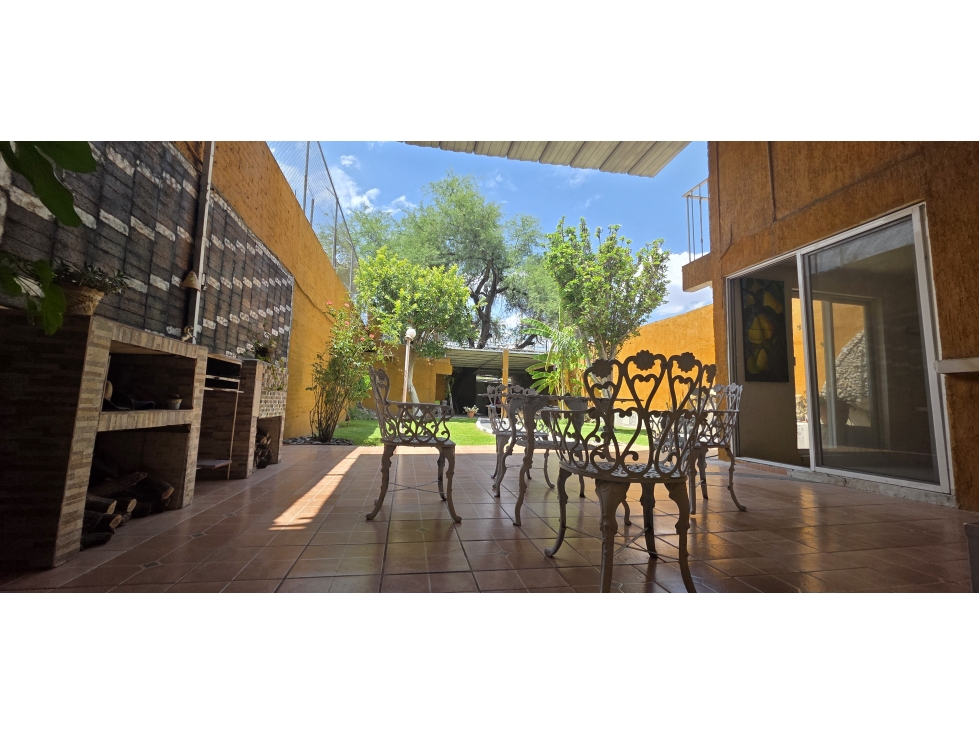 CASA DE 5 HABITACIONES, AMPLIO JARDIN, DOBLE ACCESO A 2 DIF CALLES — foto 4
