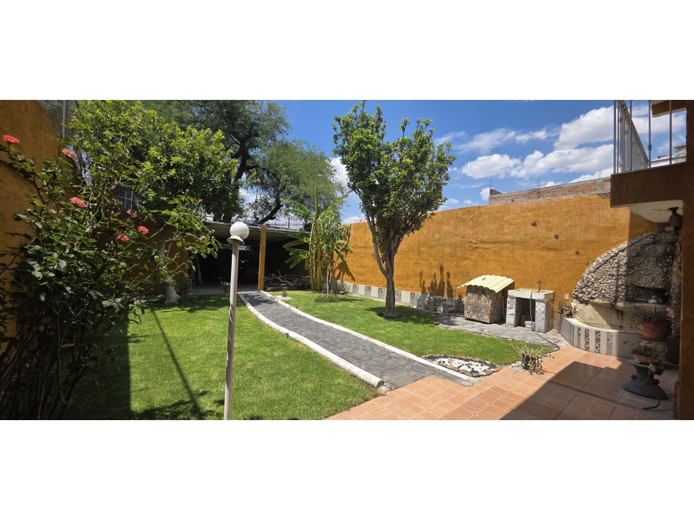 CASA DE 5 HABITACIONES, AMPLIO JARDIN, DOBLE ACCESO A 2 DIF CALLES — foto 2