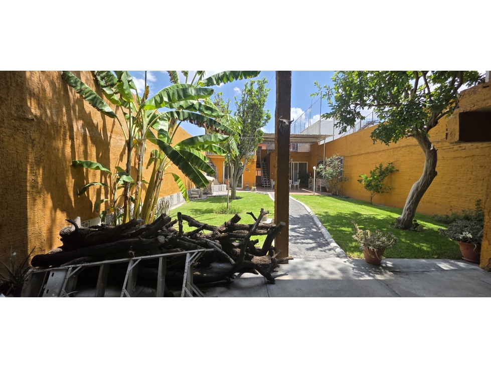 CASA DE 5 HABITACIONES, AMPLIO JARDIN, DOBLE ACCESO A 2 DIF CALLES