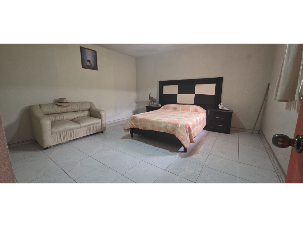 CASA DE 5 HABITACIONES, AMPLIO JARDIN, DOBLE ACCESO A 2 DIF CALLES — foto 3