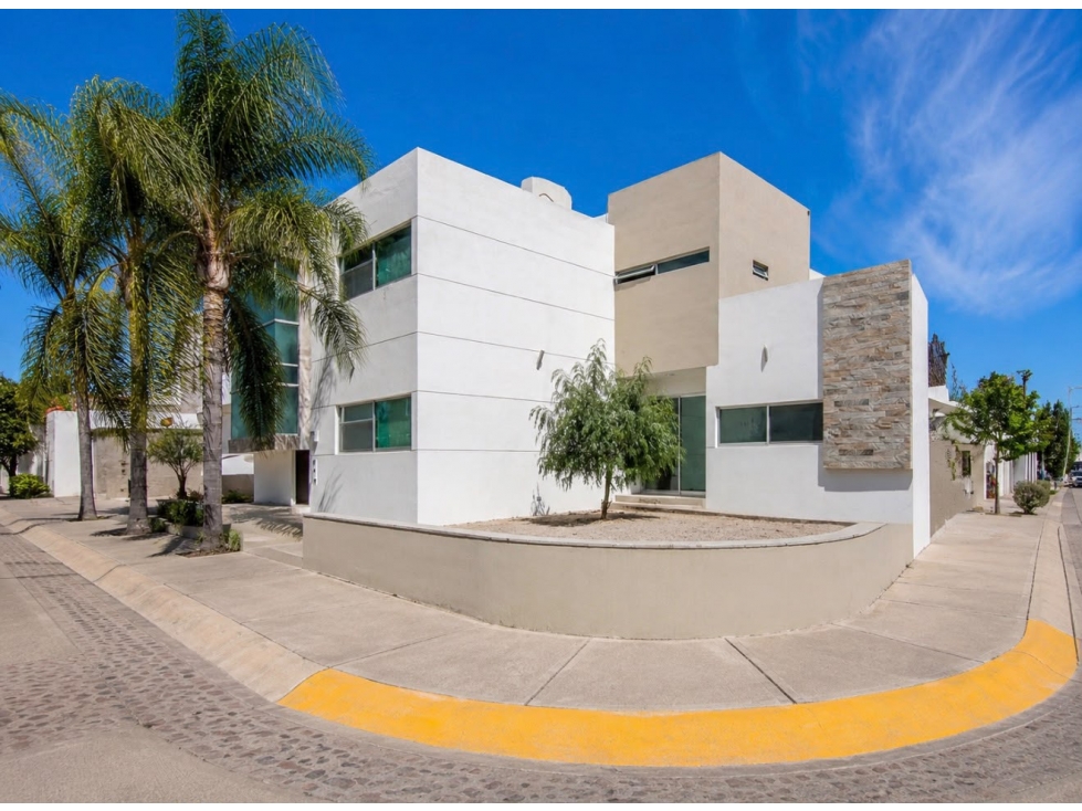 CASA EN VENTA DE 4 HAB. DE COTO CON ALBERCA AGUASCALIENTES