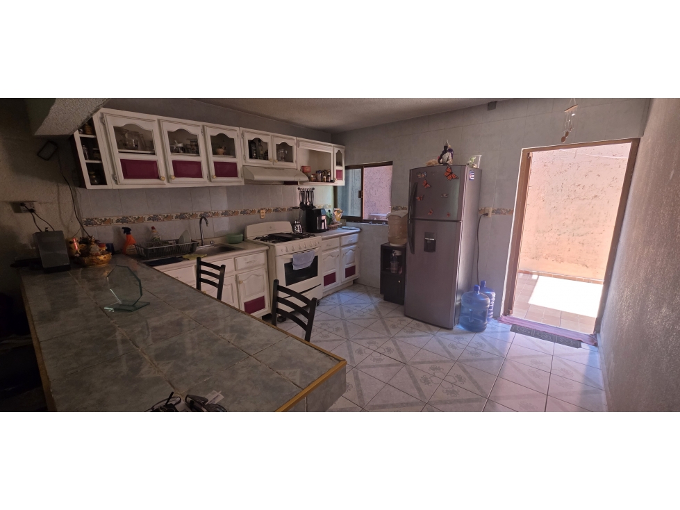 CASA DE 5 HABITACIONES, AMPLIO JARDIN, DOBLE ACCESO A 2 DIF CALLES — foto 5