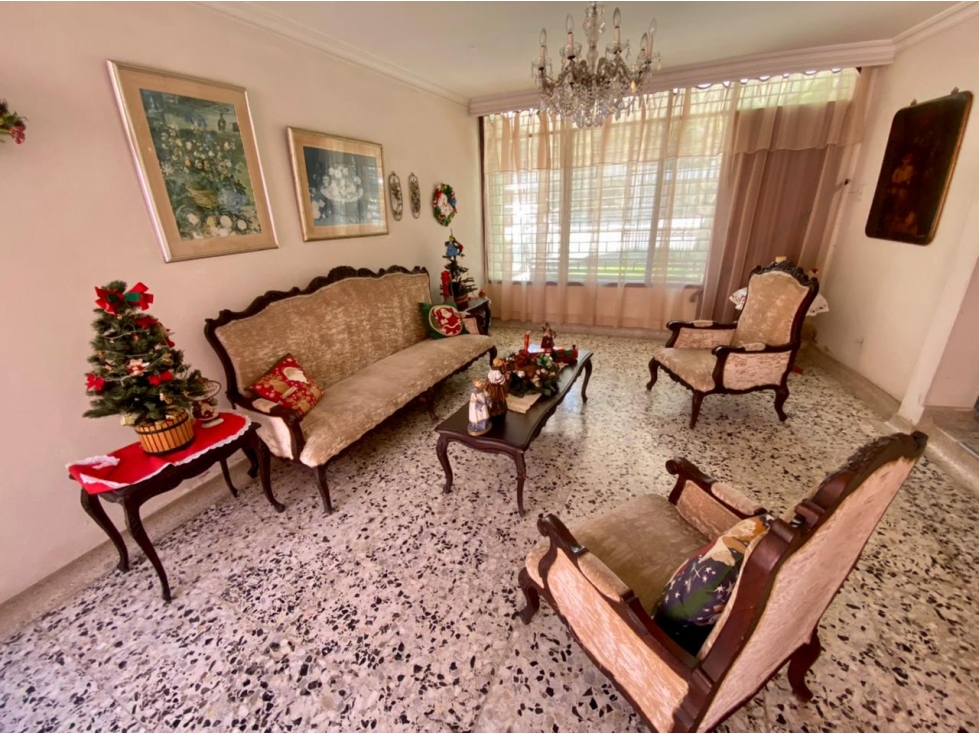 SE VENDE CASA CON EXCELENTE UBICACIÓN SOBRE LA AVENIDA DEL LIBERTADOR — foto 2