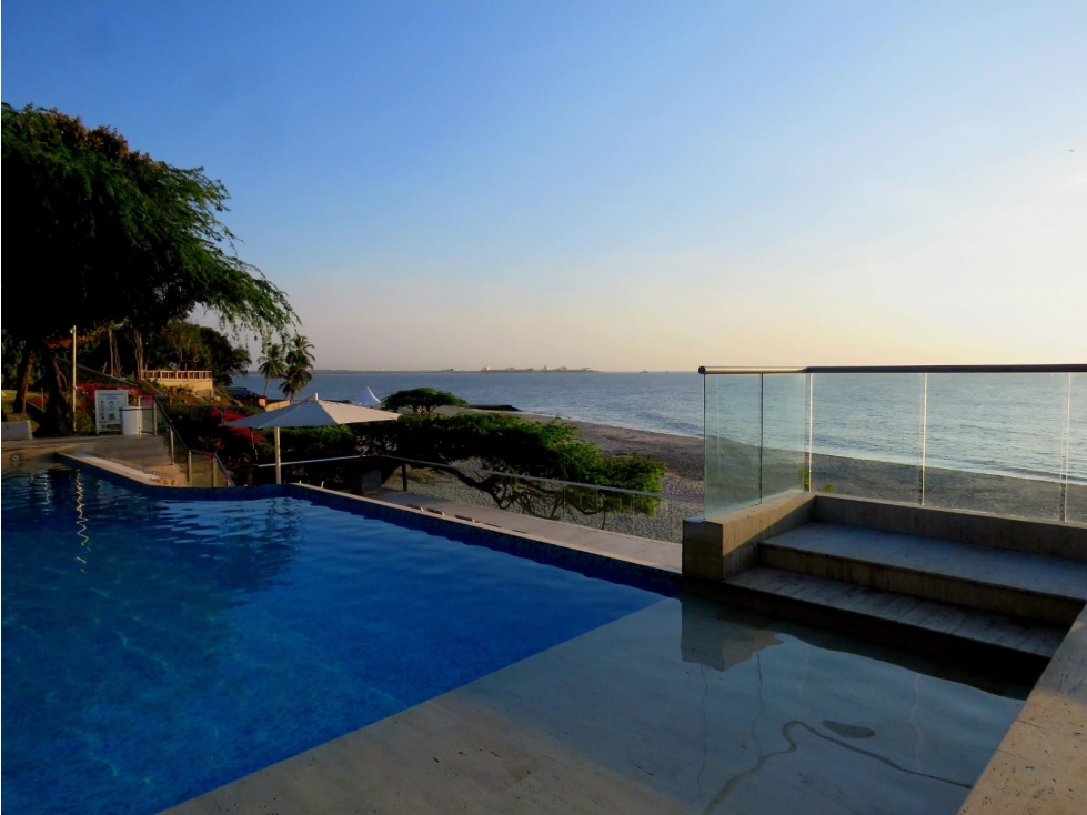 SE VENDE AMPLIA CASA CON SALIDA A LA PLAYA, SANTA MARTA