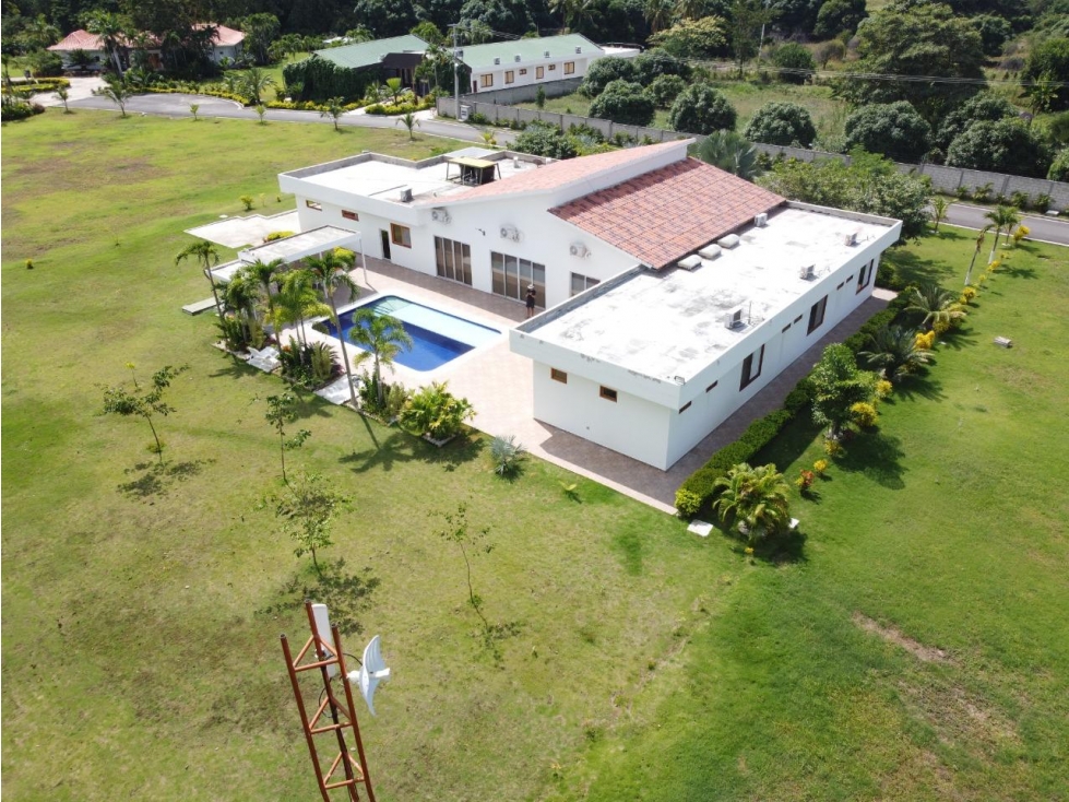 SE VENDE AMPLIA CASA CON LOTE ANEXO EN CONJUNTO CERRADO, SANTA MARTA — foto 2