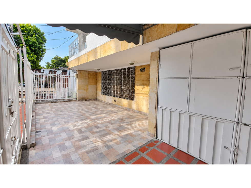SE VENDE AMPLIA CASA EN EL SECTOR DEL HOSPITAL UNIVERSITARIO