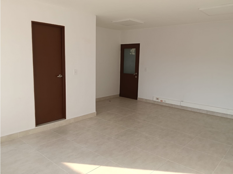 SE ARRIENDA OFICINA EN EL EDIFICIO BCH, SANTA MARTA - 1